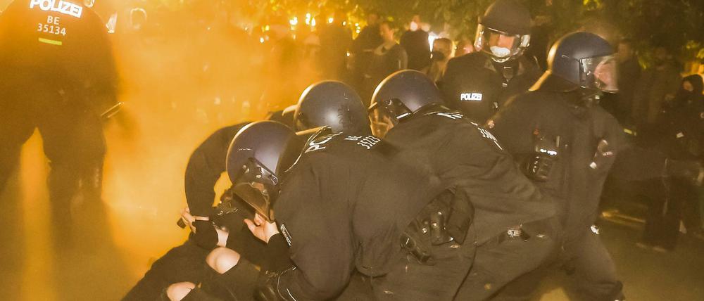 Zugriff auf dem Oranienplatz: Am Endpunkt der 18-Uhr-Demo eskalierte die Situation kurzzeitig.