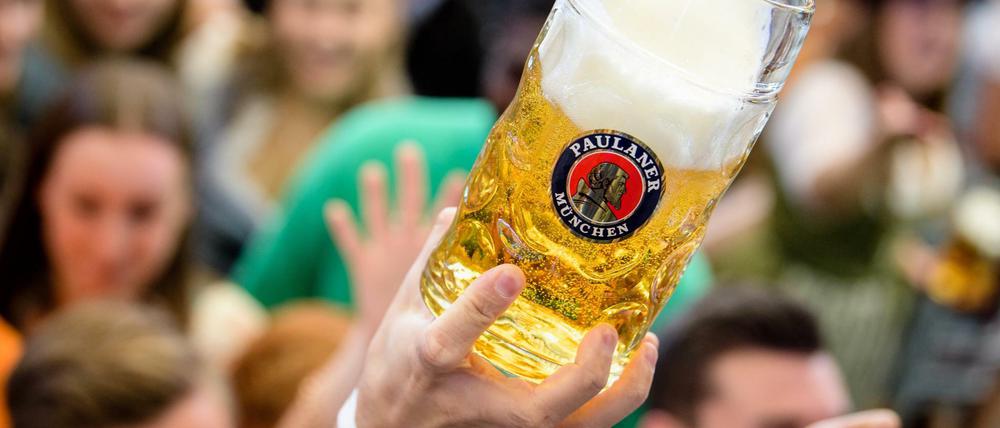 Bilder aus Zeiten vor der Pandemie: Besucher greifen im Paulaner-Festzelt nach ihrem ersten Bierkrug.