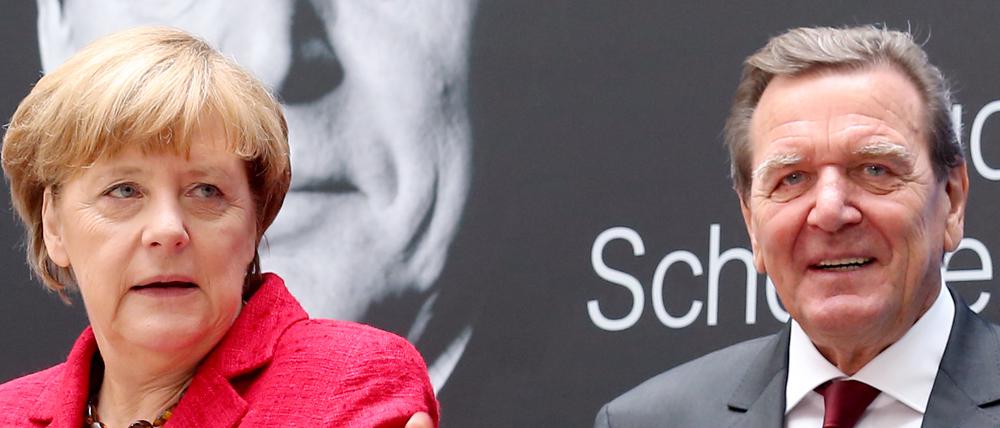 Bundeskanzlerin Angela Merkel (CDU) und ihr Vorgänger Gerhard Schröder im Jahr 2015.