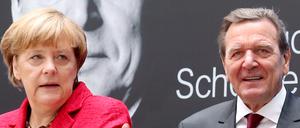 Bundeskanzlerin Angela Merkel (CDU) und ihr Vorgänger Gerhard Schröder im Jahr 2015.