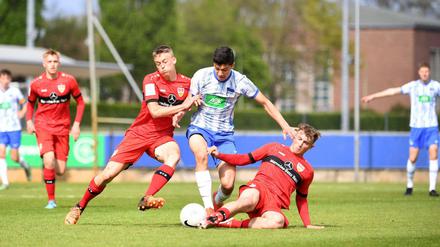 Stuttgarter Übermacht. Für die Berliner wie hier Ibrahim Maza (Mitte) gab es gegen den VfB kein Durchkommen.