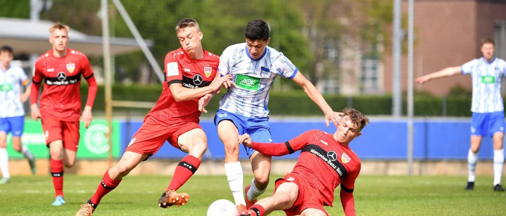 Stuttgarter Übermacht. Für die Berliner wie hier Ibrahim Maza (Mitte) gab es gegen den VfB kein Durchkommen.
