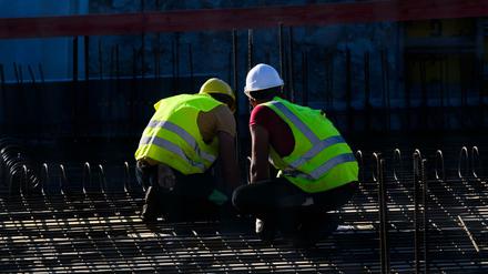 Auf dem Bau ist jetzt wieder viel los. Doch nicht nur an der Saisonarbeit liegt der Aufschwung am Arbeitsmarkt.