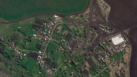ieses Satellitenbild von Planet Labs PBC zeigt russische Panzer und gepanzerte Fahrzeuge in der Nähe der ukrainischen Grenze in der Region Belgorod in Russland.