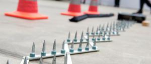 Mit so einer Nagelsperre konnte der flüchtige 15-jährige Autofahrer von der Polizei gestoppt werden.