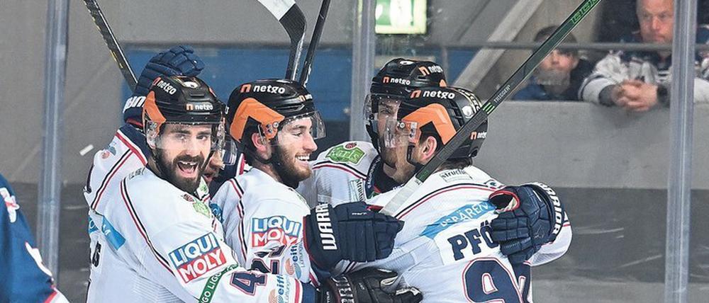 Mut zur Lücke. Die Eisbären jubeln über den Treffer zum 1:1 durch Pföderl. Doch danach ging es dann erst richtig los, das Berliner Siegtor fiel erst in der 84. Spielminute. 