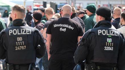 Teilnehmer einer Kundgebung der rechtsextremen Partei „Der dritte Weg“