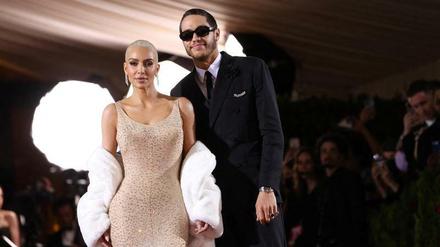 Kim Kardashian und Pete Davidson auf der Met-Gala. Kardashian trägt ein Originalkleid von Marilyn Monroe.