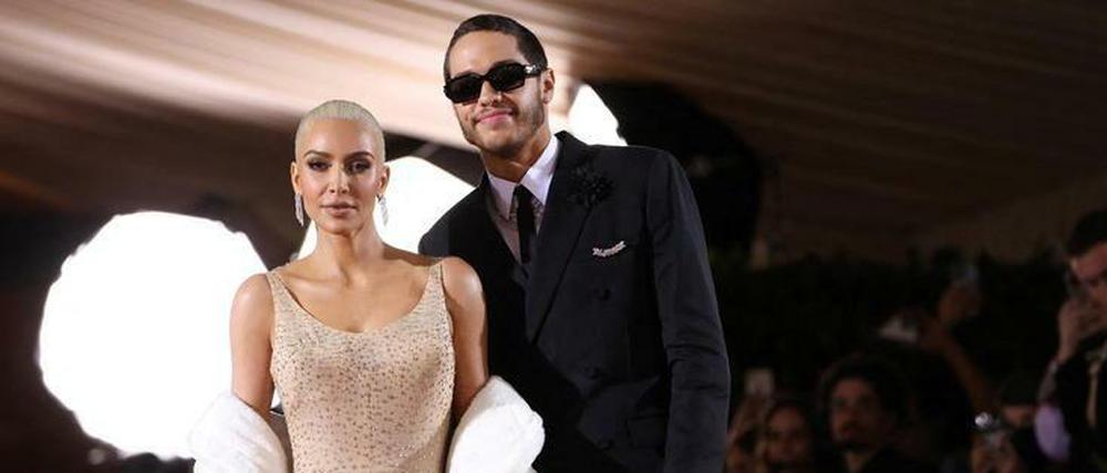 Kim Kardashian und Pete Davidson auf der Met-Gala. Kardashian trägt ein Originalkleid von Marilyn Monroe.
