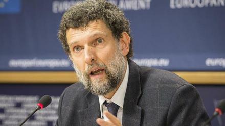 Osman Kavala, damals Vorsitzender des Kulturinstituts Anadolu Kültür, spricht auf einer Pressekonferenz im EU-Parlament. Ein Istanbuler Gericht hat den international bekannten Kulturförderer Osman Kavala zu lebenslanger Haft verurteilt. Die Richter sprachen ihn am Montag (25.04.2022) am Ende eines viel kritisierten Verfahrens des Umsturzversuches schuldig.