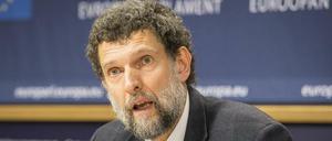 Osman Kavala, damals Vorsitzender des Kulturinstituts Anadolu Kültür, spricht auf einer Pressekonferenz im EU-Parlament. Ein Istanbuler Gericht hat den international bekannten Kulturförderer Osman Kavala zu lebenslanger Haft verurteilt. Die Richter sprachen ihn am Montag (25.04.2022) am Ende eines viel kritisierten Verfahrens des Umsturzversuches schuldig.