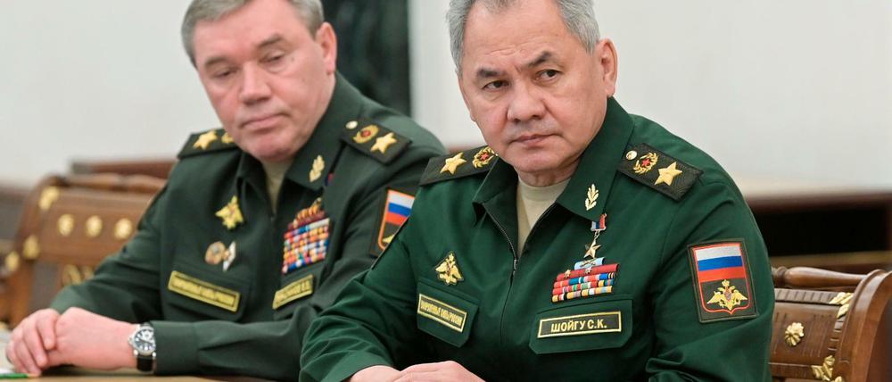 Sergej Schoigu (r), Verteidigungsminister von Russland, und Waleri Gerassimow, Generalstabschef der russischen Streitkräfte.