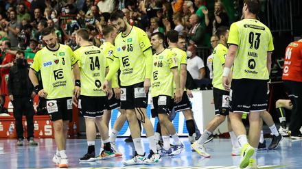 Da hängen die Köpfe. Die Füchse verloren in Magdeburg denkbar knapp.