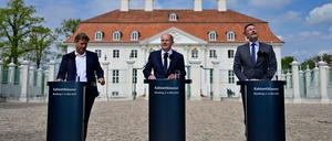 Robert Habeck, Olaf Scholz und Christian Lindner bei der Pressekonferenz nach der Kabinettsklausur.
