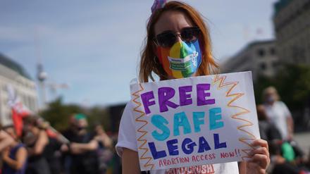 Eine Demonstrantin protestiert für freie, sichere und legale Schwangerschaftsabbrüche. 