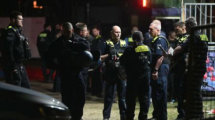 Vor der Tat soll es laut Polizei einen Streit zwischen mehreren Männern gegeben haben, der 25-Jährige soll eine Schusswaffe gezogen haben.