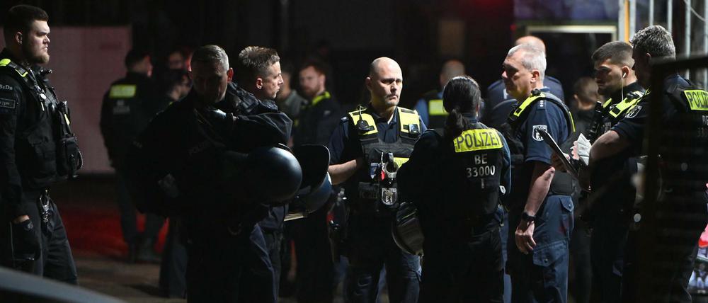 Vor der Tat soll es laut Polizei einen Streit zwischen mehreren Männern gegeben haben, der 25-Jährige soll eine Schusswaffe gezogen haben.