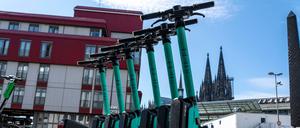Tier-Chef Lawrence Leuschner wünscht sich geregelte Abstellflächen für seine Roller wie hier in Köln.
