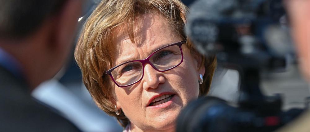 Annekathrin Hoppe (parteilos), Bürgermeisterin der Stadt Schwedt, bei einem Besuch der PCK-Raffinerie in Schwedt.