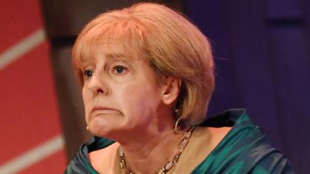 Antonia von Romatowski als Angela Merkel