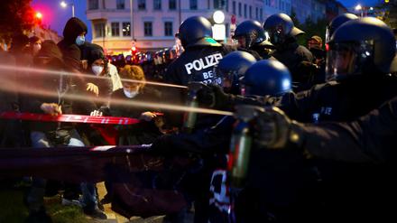 Eskalation zum Schluss: Polizisten setzen Reizgas gegen Demonstranten ein.
