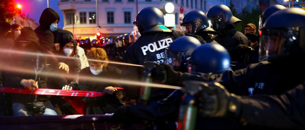 Eskalation zum Schluss: Polizisten setzen Reizgas gegen Demonstranten ein.