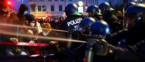 Eskalation zum Schluss: Polizisten setzen Reizgas gegen Demonstranten ein.