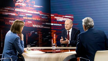 Bundeskanzler Olaf Scholz spricht in der ZDF-Sendung "Was nun, Herr Scholz?" mit den Moderatoren Bettina Schausten und Peter Frey. 