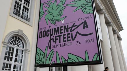 Streit um die Kasseler Kunstschau: Ein Schild "Documenta fifteen" vor dem Museum Fridericianum. 
