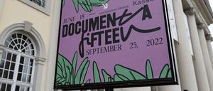 Streit um die Kasseler Kunstschau: Ein Schild "Documenta fifteen" vor dem Museum Fridericianum.