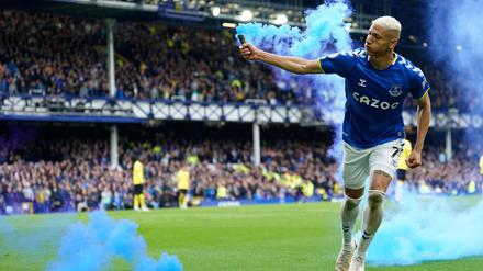 Richarlison hatte nach seinem Treffer eine blaue Pyro-Fackel vom Rasen aufgehoben und auf die Ränge zurückgeworfen.