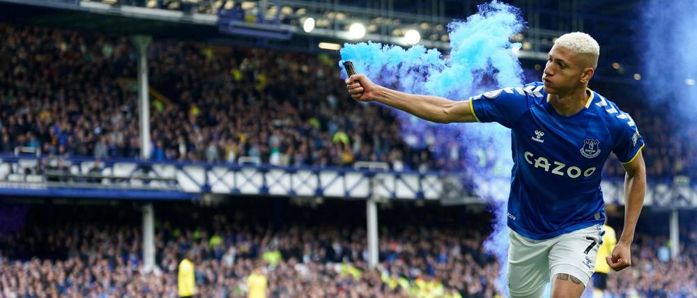 Richarlison hatte nach seinem Treffer eine blaue Pyro-Fackel vom Rasen aufgehoben und auf die Ränge zurückgeworfen.