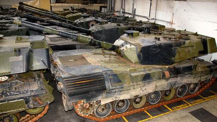 Leopard-Panzer vom Typ Leopard 1 A5 aus dänischen Beständen stehen in Flensburg in einer Produktionshalle (Archivfoto von 2010).