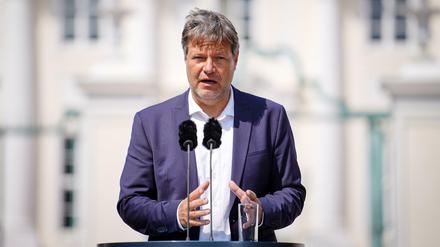 „Die klare Aussage der Bundesregierung ist, dass der Standort erhalten bleiben soll“, sagte Habeck nach der Kabinettsklausur in Meseberg.