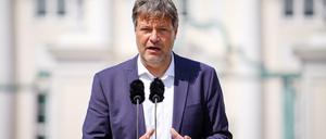 „Die klare Aussage der Bundesregierung ist, dass der Standort erhalten bleiben soll“, sagte Habeck nach der Kabinettsklausur in Meseberg.