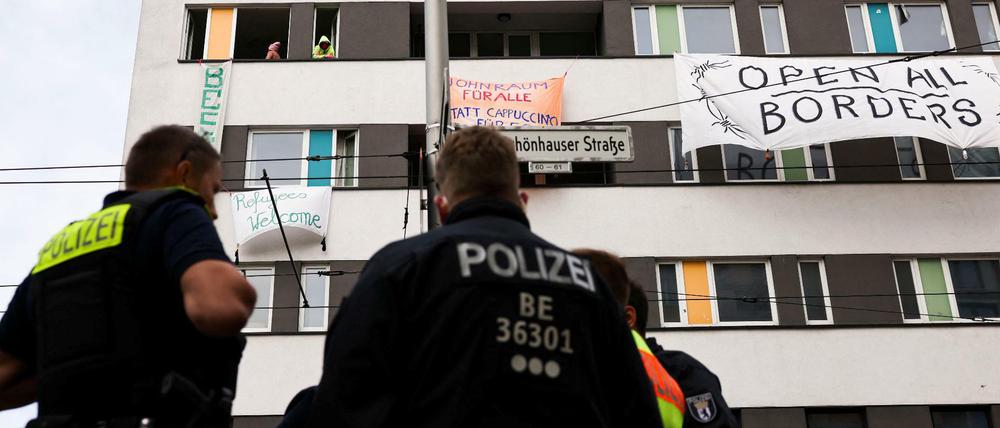 Am Samstagnachmittag hatten Polizei und Eigentümer das besetzte Haus betreten. Schließlich wurde geräumt.