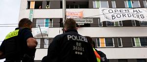Am Samstagnachmittag hatten Polizei und Eigentümer das besetzte Haus betreten. Schließlich wurde geräumt.