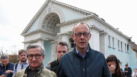 Friedrich Merz läuft durch Irpin, wenige Kilometer von Kiew entfernt.