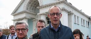 Friedrich Merz läuft durch Irpin, wenige Kilometer von Kiew entfernt.