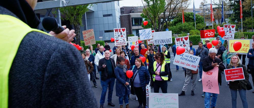 Am 1. Mai gab es schon Protest gegen neue RBB-Kürzungsrunden. Feste und freie Mitarbeiter protestierten vor dem Fernsehzentrum des Senders in der Berliner Masurenallee.