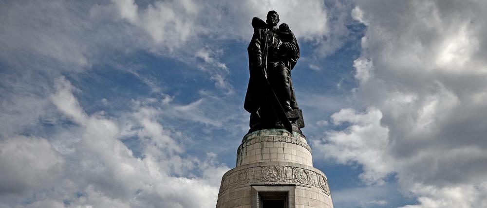 Für Sonntagvormittag ist unter anderem am Sowjetischen Ehrenmal im Treptower Park eine russische Gedenkveranstaltungen zum Tag der Befreiung angekündigt.