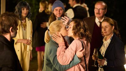 Ella (Annette Frier, links) und Christina (Julia Richter) in der „Ella Schön“-Folge „Freischwimmer“.