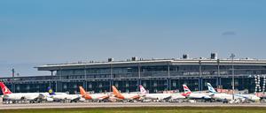 Viele Passagierflugzeuge stehen vor dem Hauptstadtflughafen BER. 