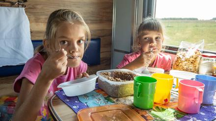 Zwei Kinder beim Essen