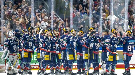 Volles haus, volle Freude. Zum ersten mal seit zwei Jahren wurde am Montag in ausverkaufter Arena gefeiert bei den Eisbären.