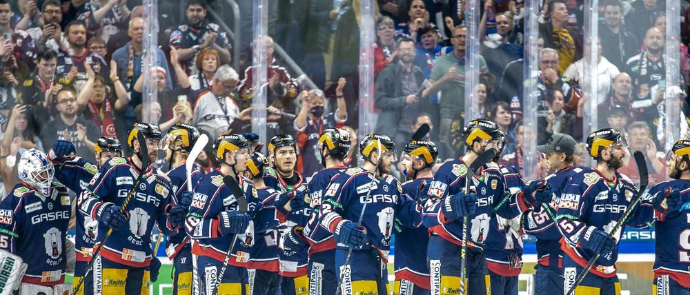Volles haus, volle Freude. Zum ersten mal seit zwei Jahren wurde am Montag in ausverkaufter Arena gefeiert bei den Eisbären.
