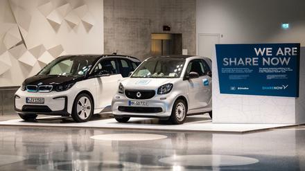 Im Mercedes-Benz-Museum: Ein BMW i3 von DriveNow (l) und ein Smart Fortwo von Car2Go aus der Flotte für das Carsharing. Beide Unternehmen ziehen sich aus dem Geschäft zurück. 