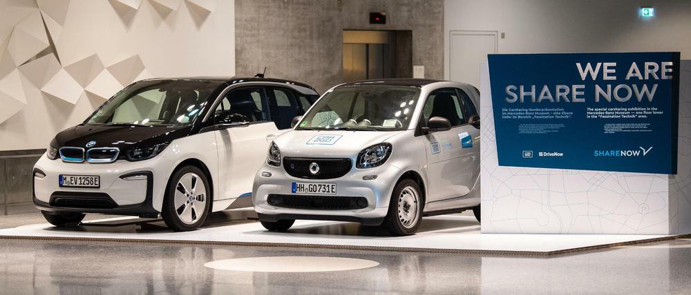 Im Mercedes-Benz-Museum: Ein BMW i3 von DriveNow (l) und ein Smart Fortwo von Car2Go aus der Flotte für das Carsharing. Beide Unternehmen ziehen sich aus dem Geschäft zurück. 