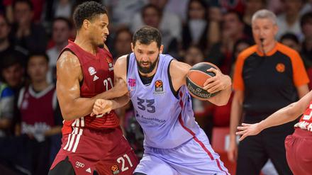 Harte Arbeit für den Topstar. Nikola Mirotic (rechts) hat in der Serie gegen Bayern (l. Augustine Rubit) bisher nicht sonderlich viel Spaß.