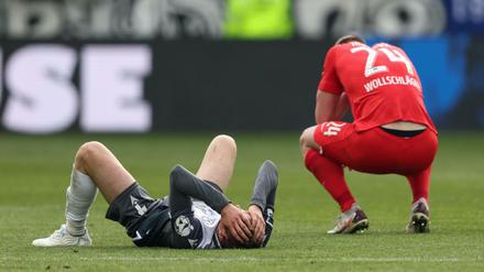 Nach dem 1:1 waren die Profis beider Mannschaften enttäuscht. 